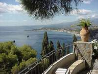  Taormina hotels inns bed breakfast lodgings accommodations self-catering apartments holidays houses villas Sicily vacation rentals. 